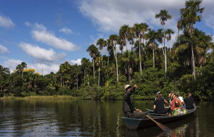 Navegación en la Amazonía de Puerto Maldonado – Perú Fantástico con Cumbres Travel DMC